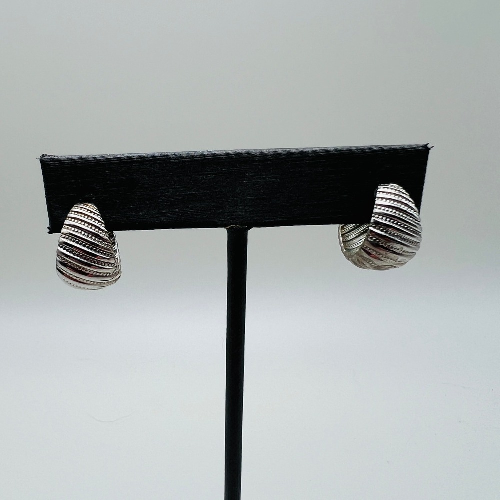 Vintage Silver Tone Hoop Earrings Ribbed Shrimp Pierced‎ Textured Design